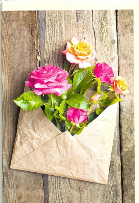 "Rosa roser i konvolutt på trevegg"  Dobbelt blomsterkort